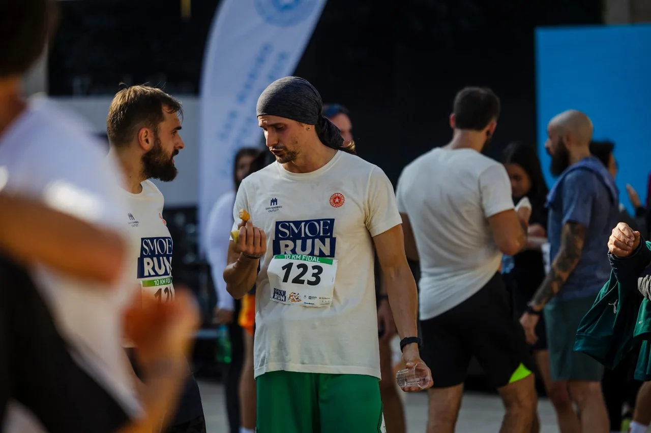 Partecipanti sorridono e chiacchierano dopo la corsa