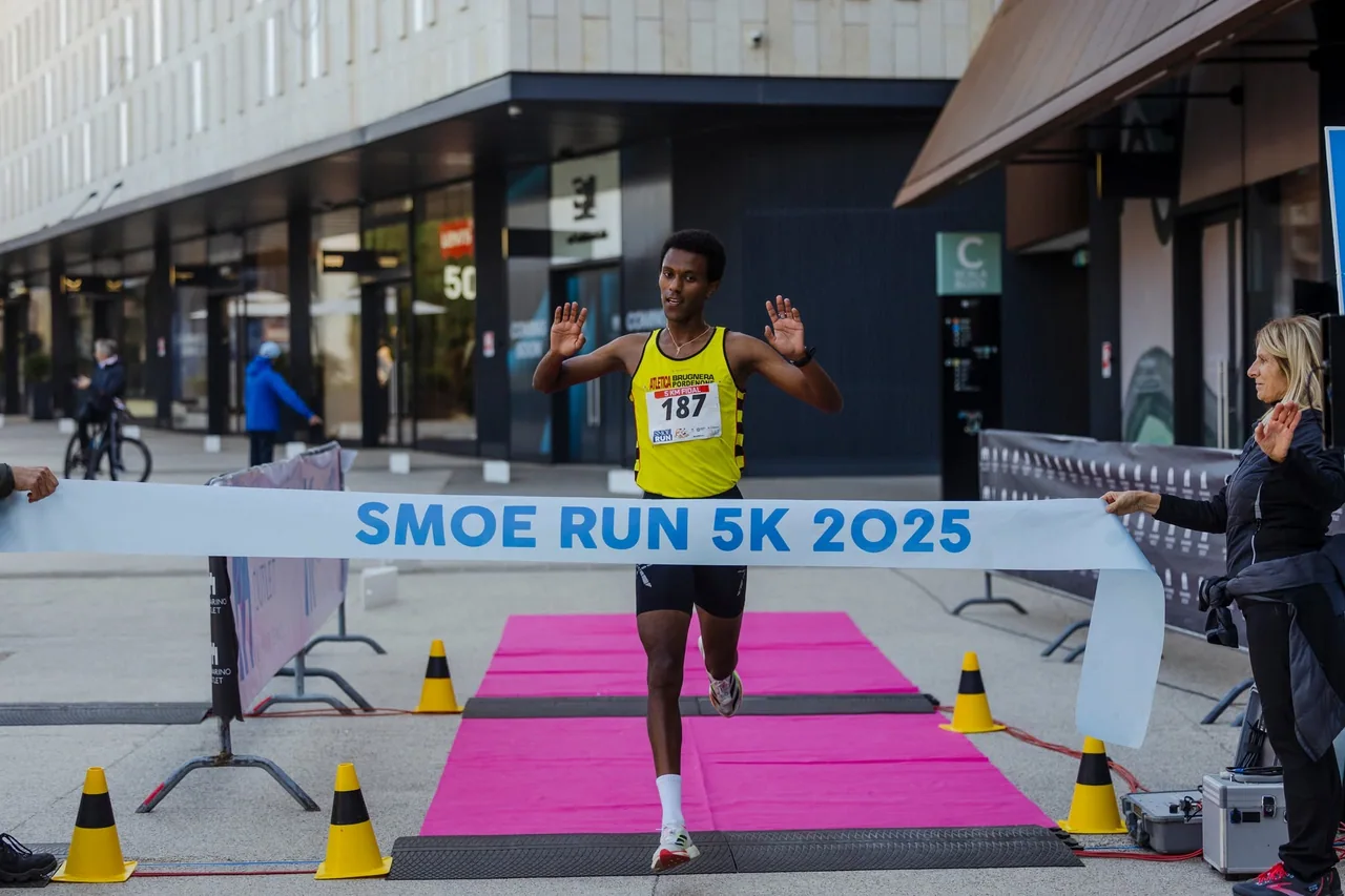 Un atleta taglia il nastro della SMOE Run 5K 2025